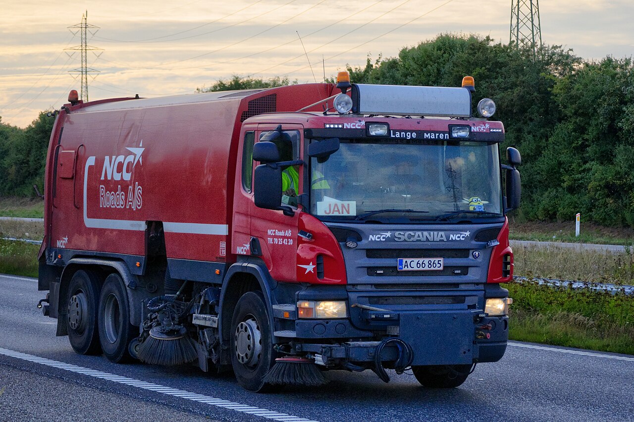 Serviste rot ayarı için ön tekerleği kontrol edilen bir otomobil