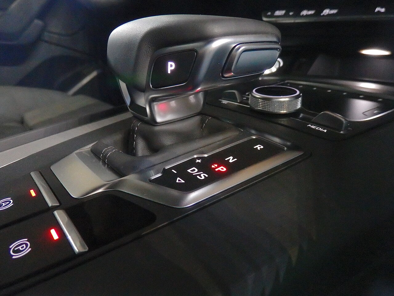 Audi otomatik vites kolu ve konsol yakın çekim görüntüsü