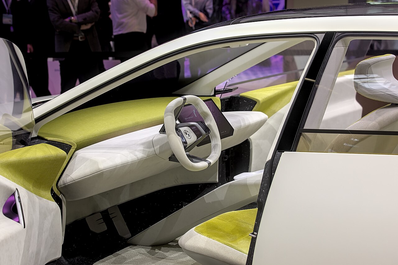 BMW aracın motor bölmesinde akü değişimi