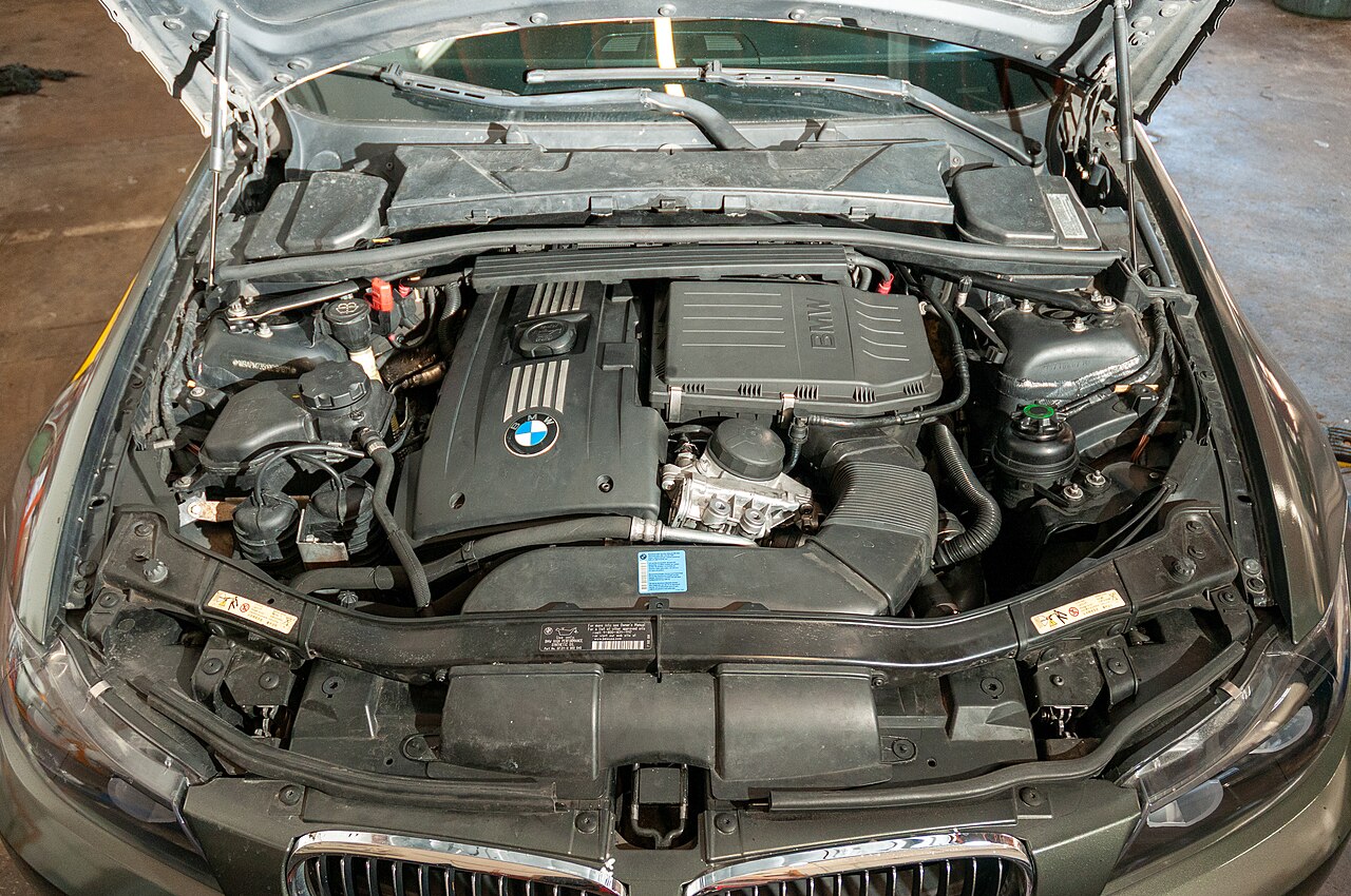 Açık kaputun altında BMW motoru ve yağ dolum kapağı