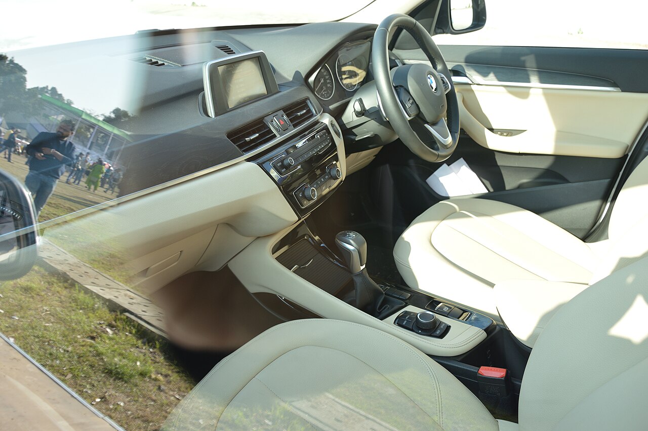 BMW gösterge panelinde yanan bakım uyarı ışığı