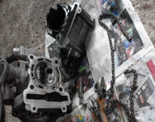 Motor kapağı açılmış bir aracın triger zinciri ve dişlileri