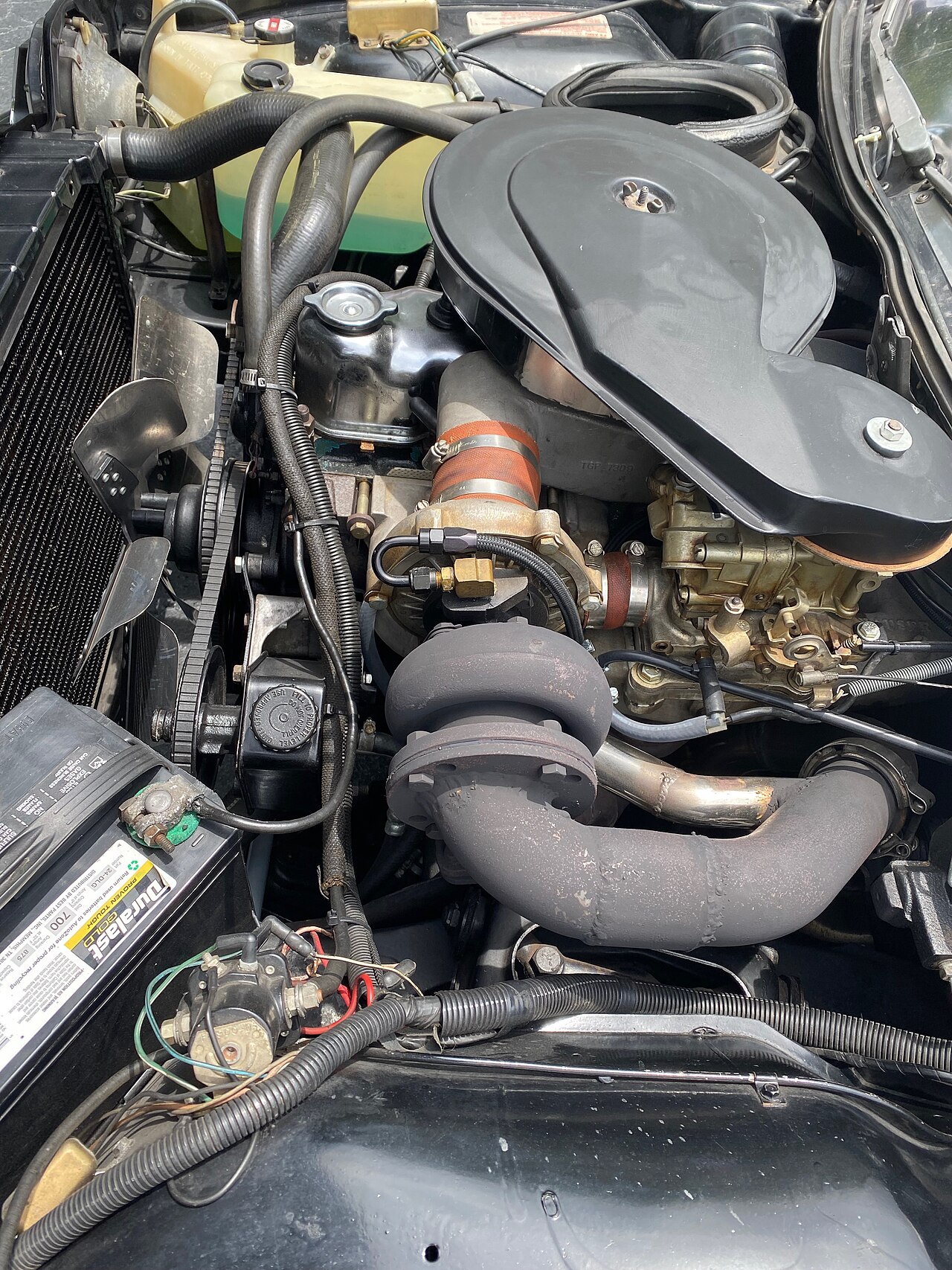 Araç motorunda turboşarj ünitesinin yakın plan görüntüsü