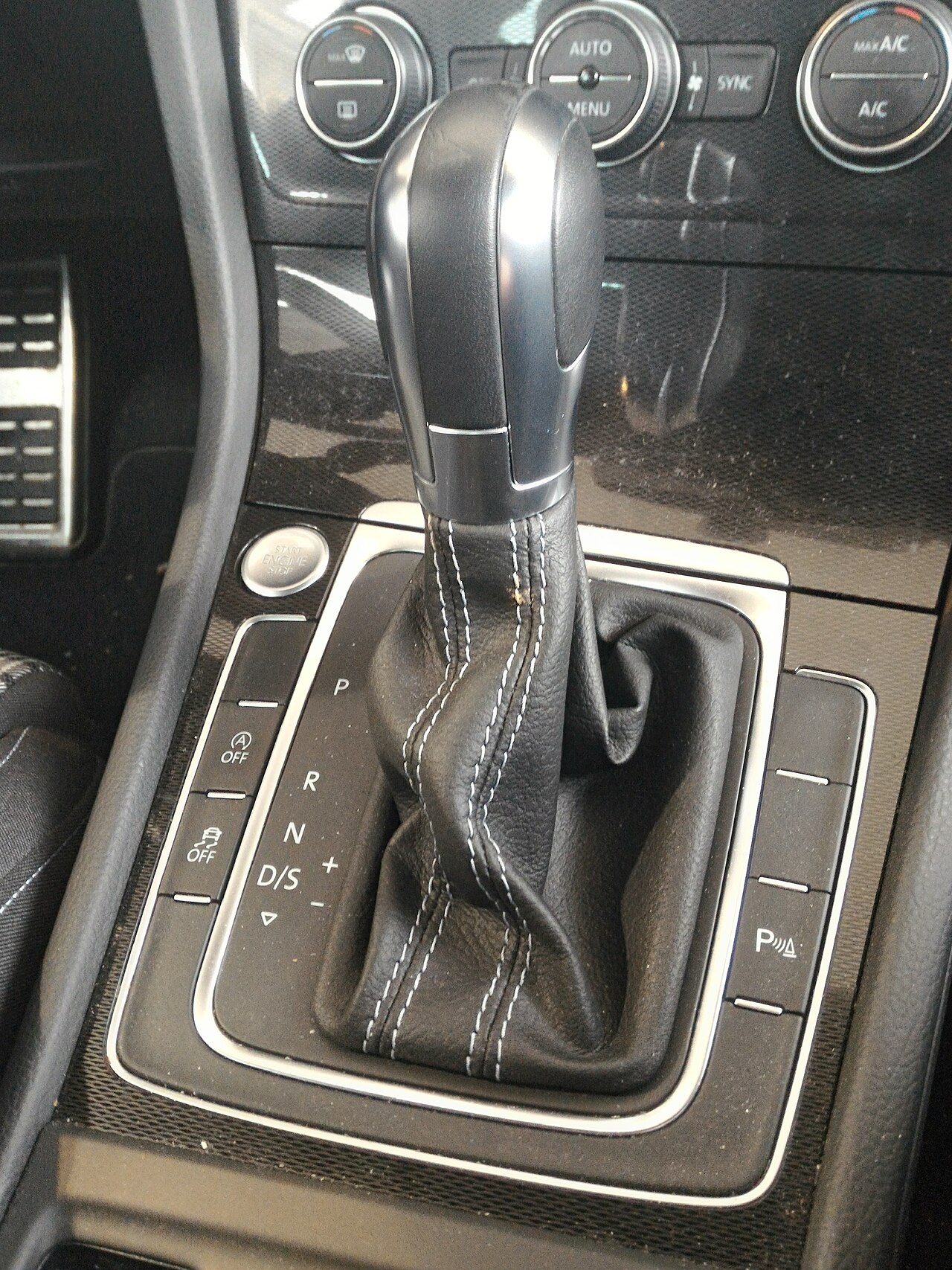 Volkswagen DSG otomatik şanzıman ve vites kolu yakın çekim