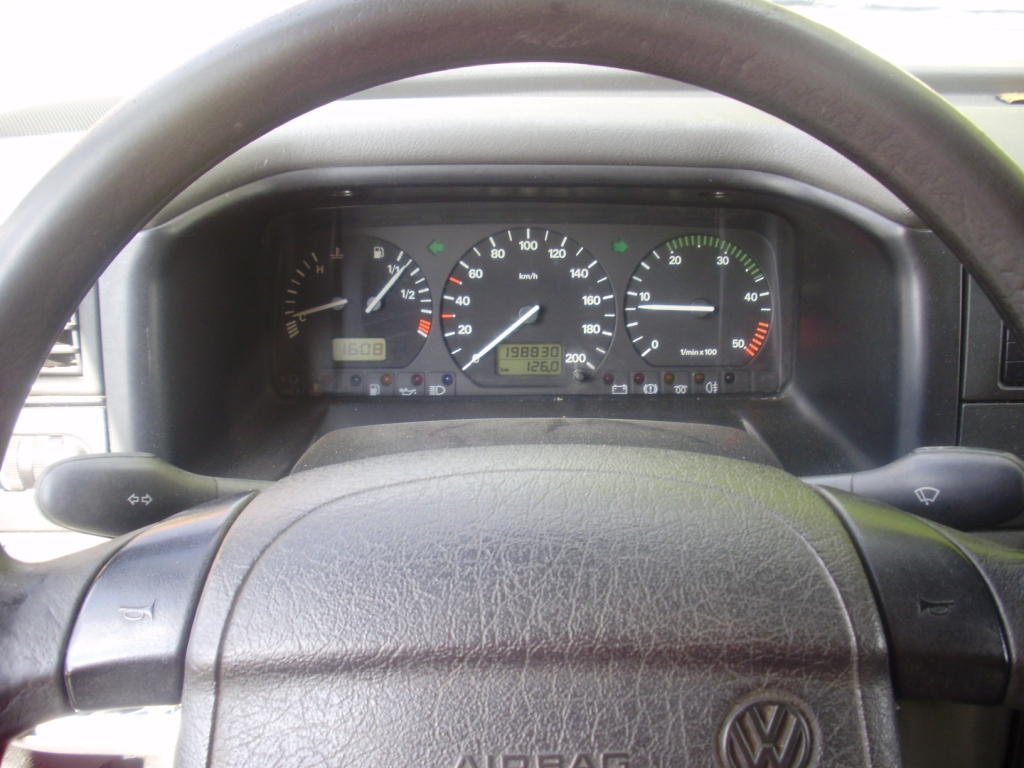 Volkswagen aracının gösterge paneli ve servis uyarı ekranı